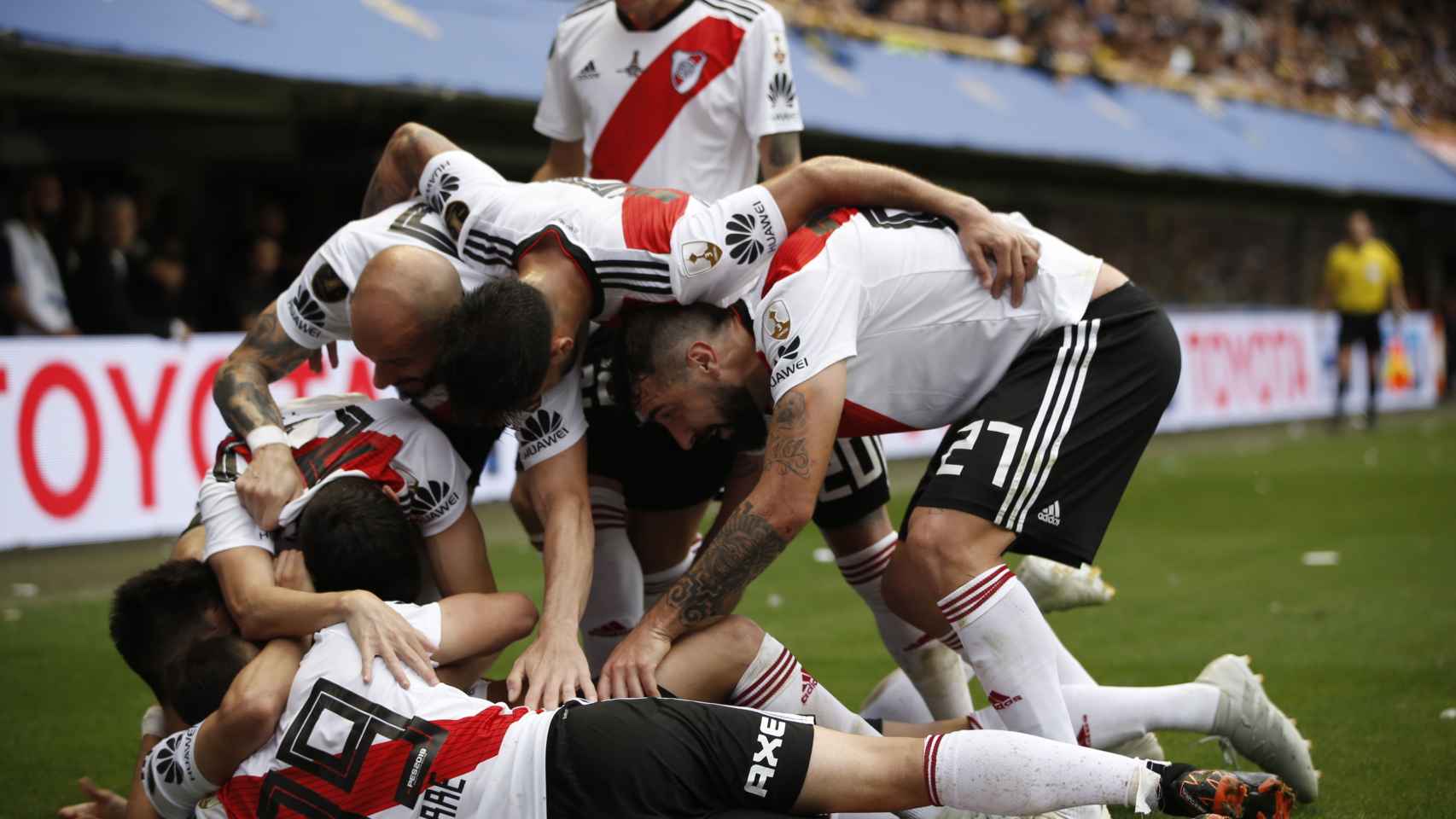 Jugadores de River Plate celebran el empate de su equipo