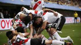 Jugadores de River Plate celebran el empate de su equipo