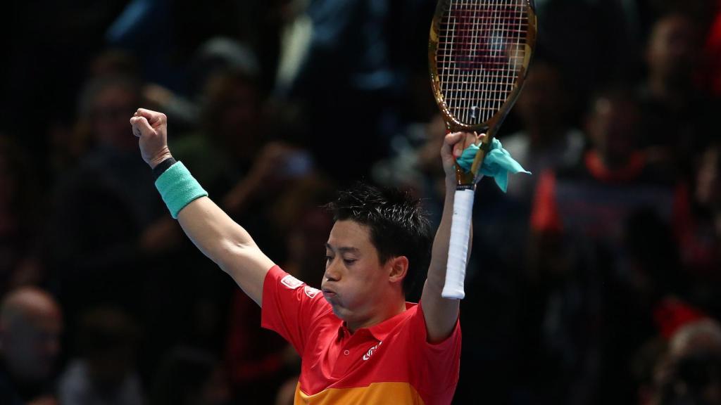 Kei Nishikori celebra su victoria ante Roger Federer en las Finales ATP