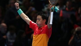 Kei Nishikori celebra su victoria ante Roger Federer en las Finales ATP