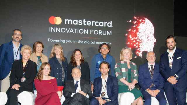 En el Mastercard Innovation Forum, el premio Nobel Joseph Stiglitz y Paloma Real, directora general de Mastercard en España.