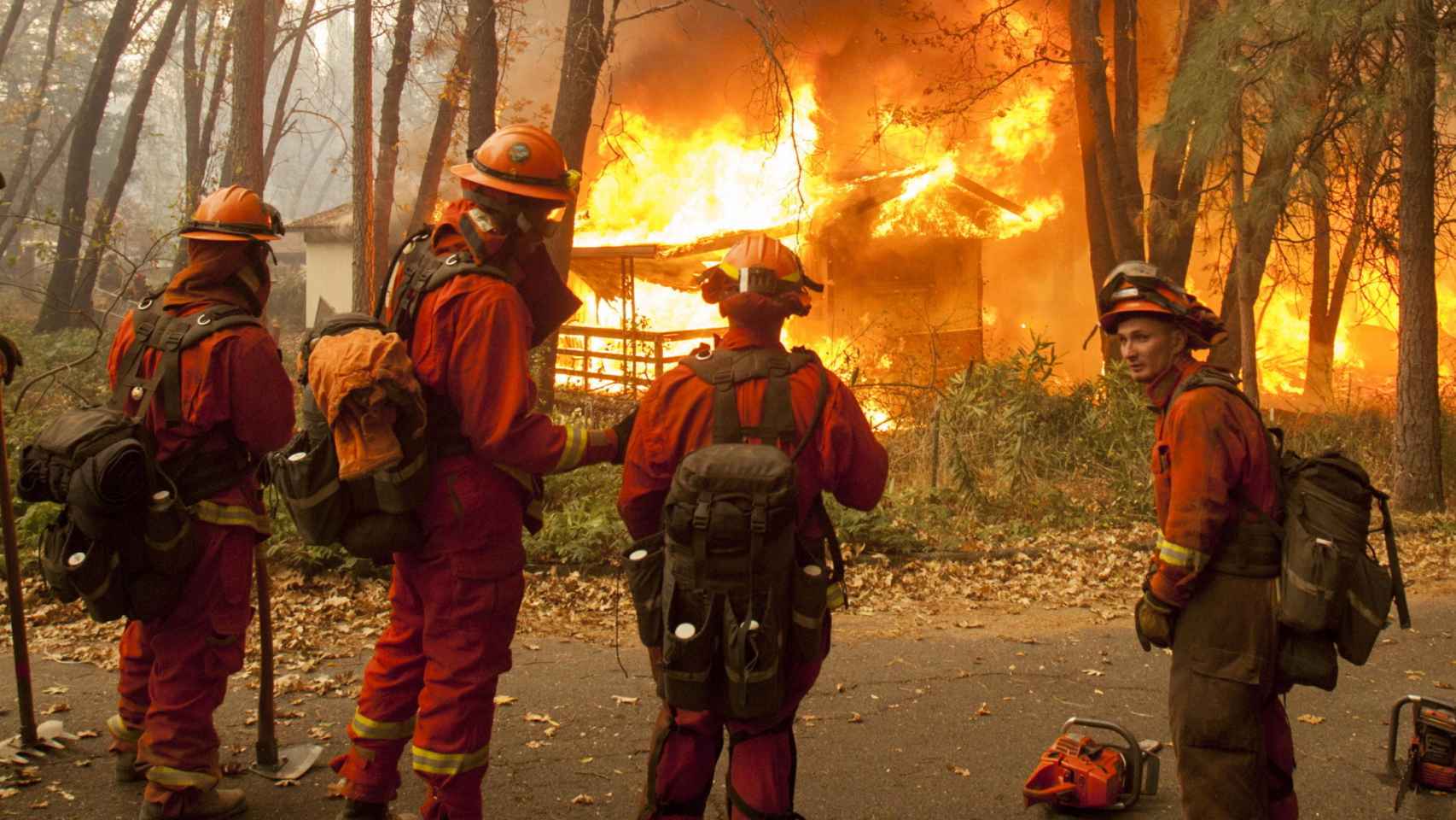 Varios bomberos sofocan un fuego en California