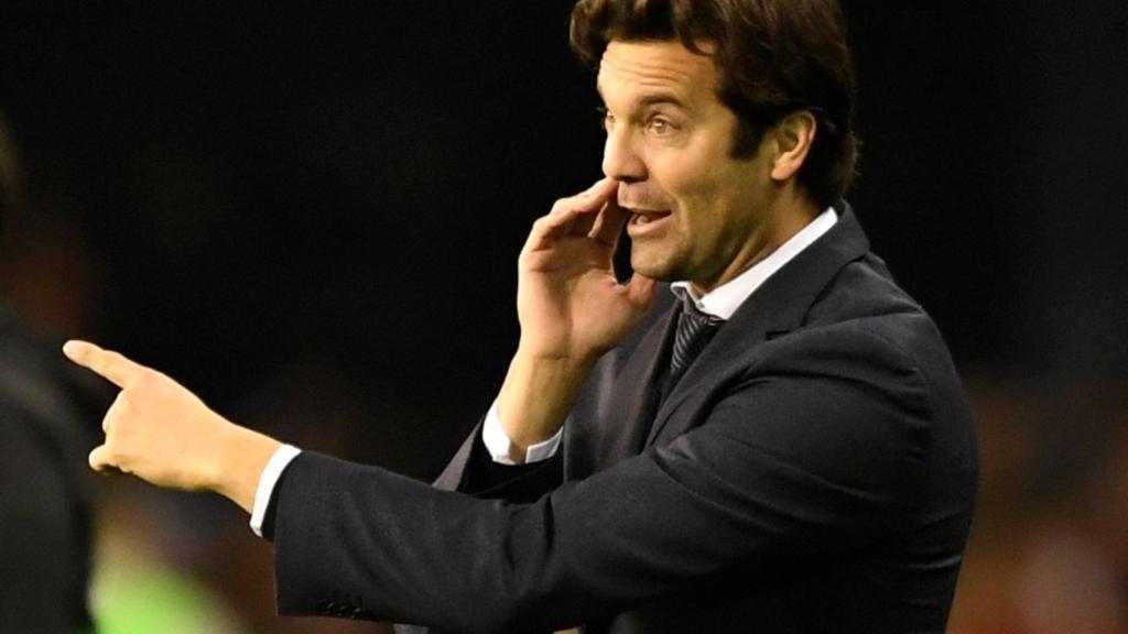 Santiago Solari da órdenes a los jugadores del Real Madrid desde la banda