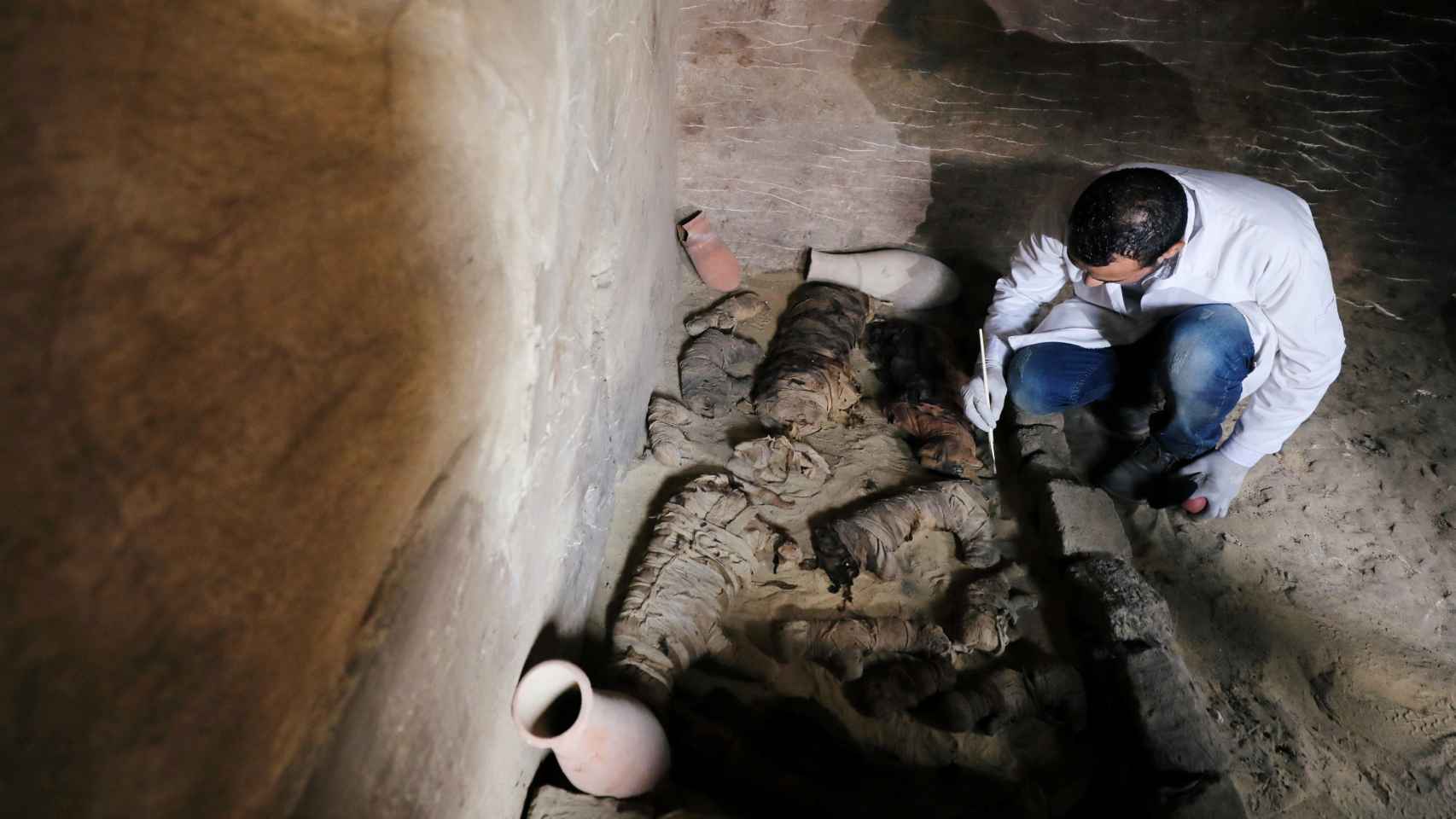Un arqueólogo trabaja en la tumba donde se han encontrado las momias de los gatos.
