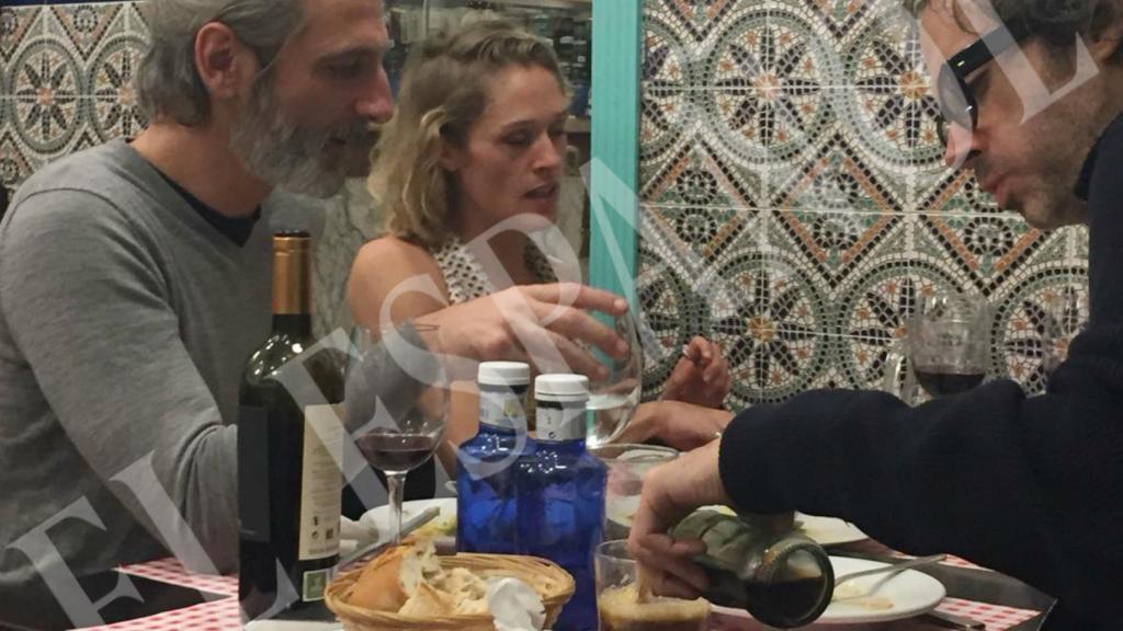 La pareja de actores con un amigo cenando en Barrutia y El 9.