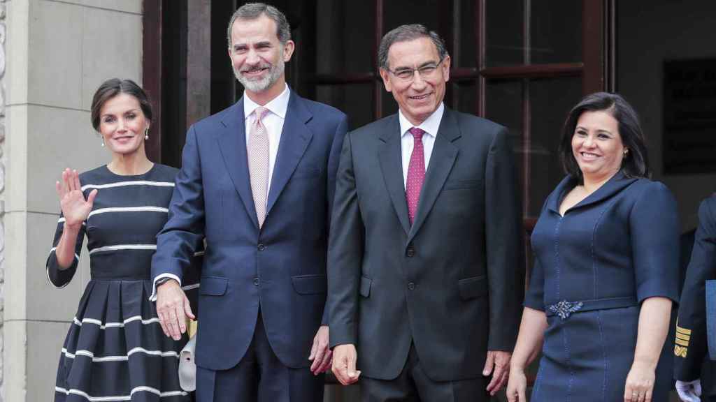 La reina Letizia, el rey Felipe, el presidente Martín Alberto Vizcarra y Maribel Carmen Díaz.