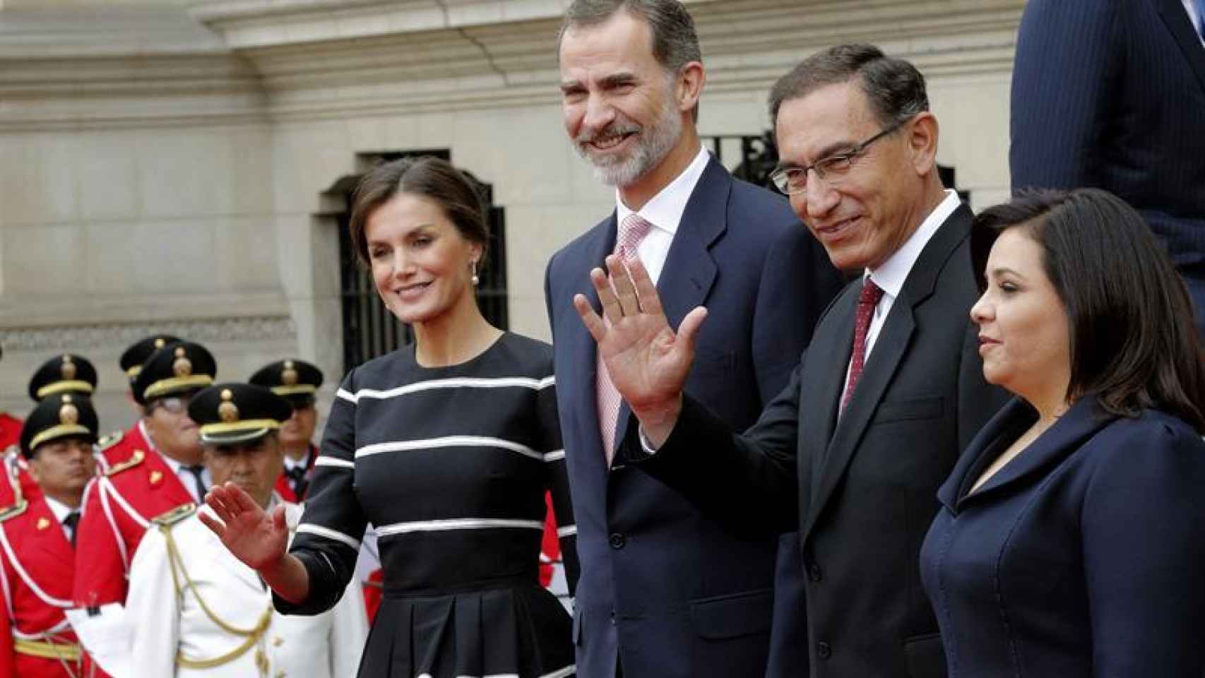Letizia y Felipe VI, recibidos por el presidente de la República de Perú, Martín Alberto Vizcarra, y su esposa, Maribel Carmen Díaz.