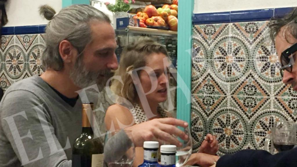 Ernesto Alterio y Ella Jazz cenando en Madrid.