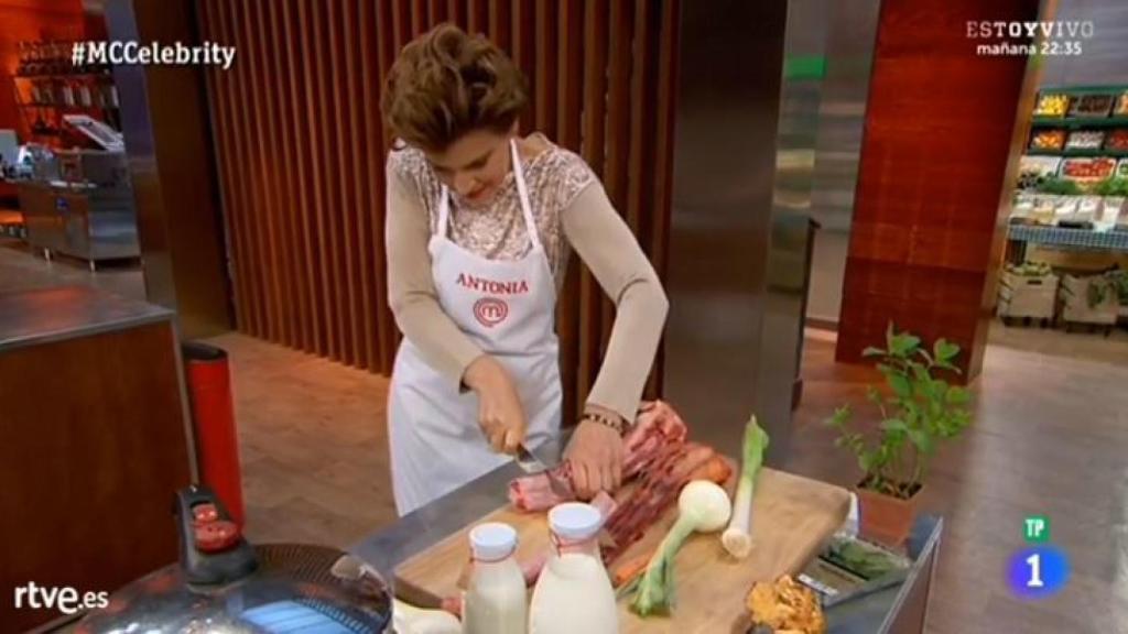 Antonia Dell'Atte cocinando un rabo de toro.
