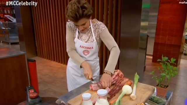 Antonia Dell'Atte cocinando un rabo de toro.