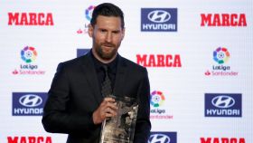 Messi, con el trofeo Alfredo Di Stéfano al mejor jugador del pasado año.