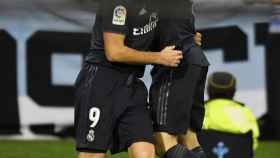 Benzema celebra con Odriozola su gol en Balaídos