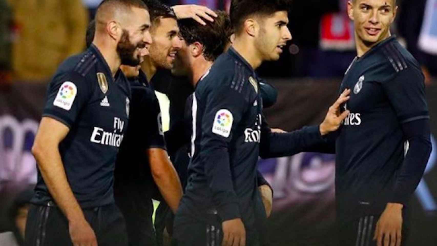 Javi Sánchez celebra con sus compañeros un gol del Real Madrid. Foto: Instagram (@javiiisf)