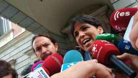 Pablo Iglesias y Teresa Rodríguez atienden a la prensa en el patio del Congreso de los Diputados.