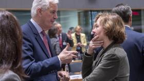 El negociador del 'brexit', Michel Barnier, discute con la ministra francesa