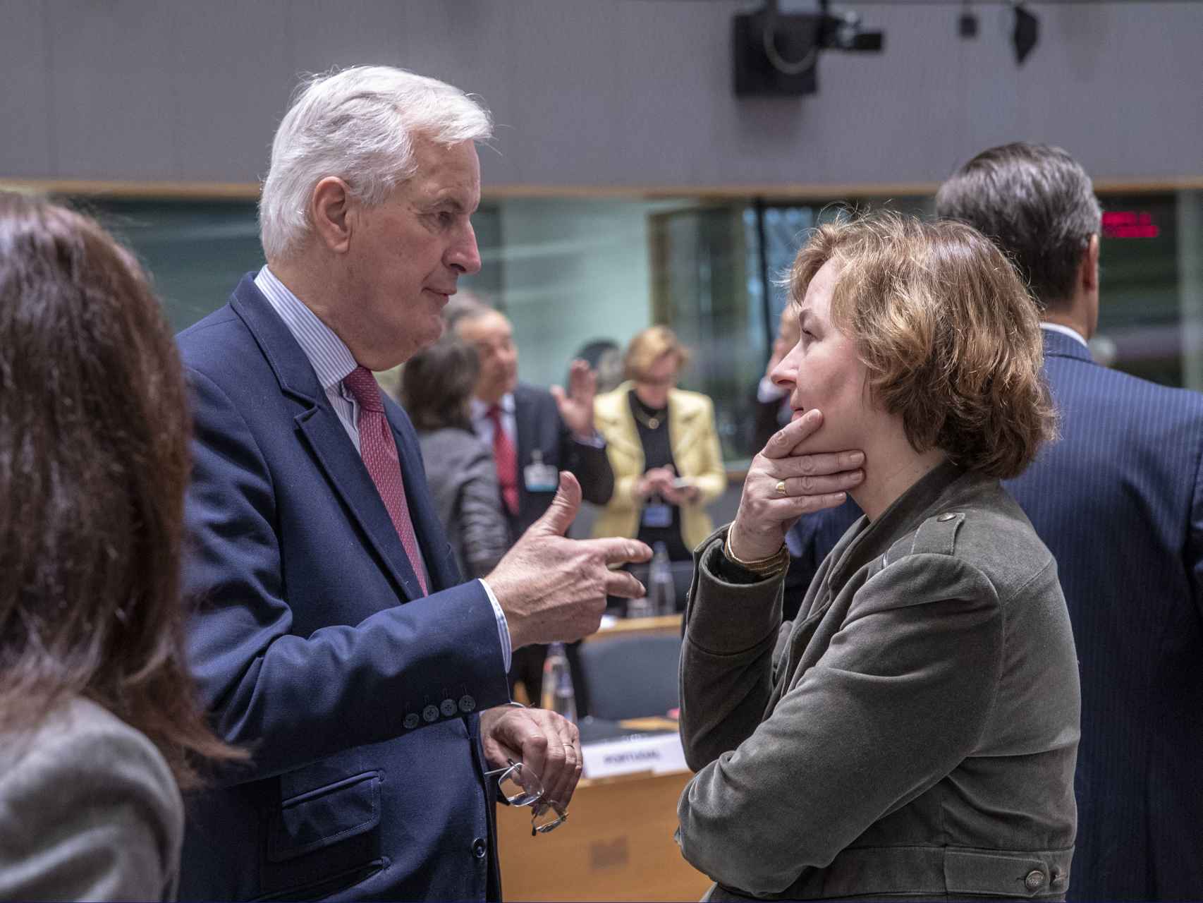 El negociador del 'brexit', Michel Barnier, discute con la ministra francesa