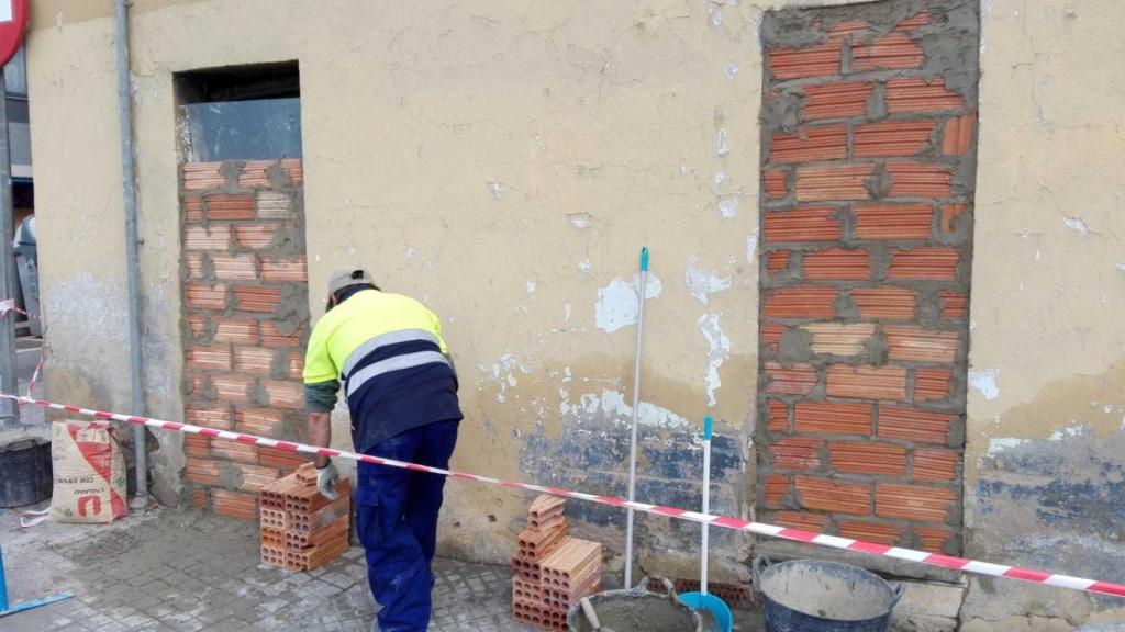 Un obrero tapia los accesos a la casa okupa donde vivían los detenidos
