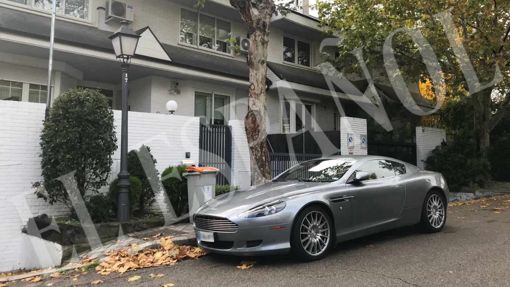 Aston Martin aparcado en la puerta de Marta Sánchez.