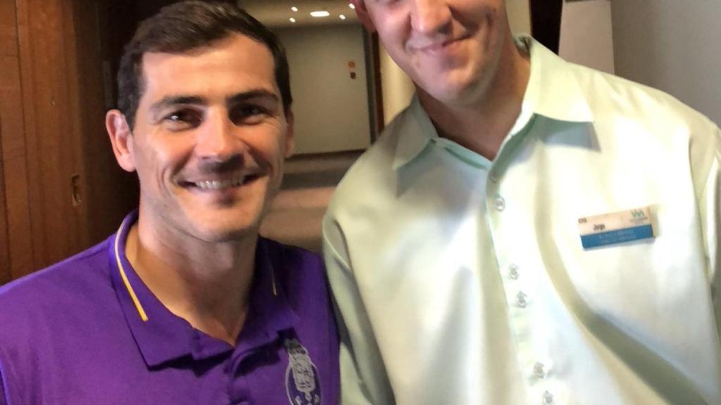 Casillas con un empleado de un hotel. Foto: Twitter. (@IkerCasillas)