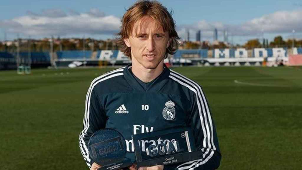 Luka Modric con el premio Goal 50