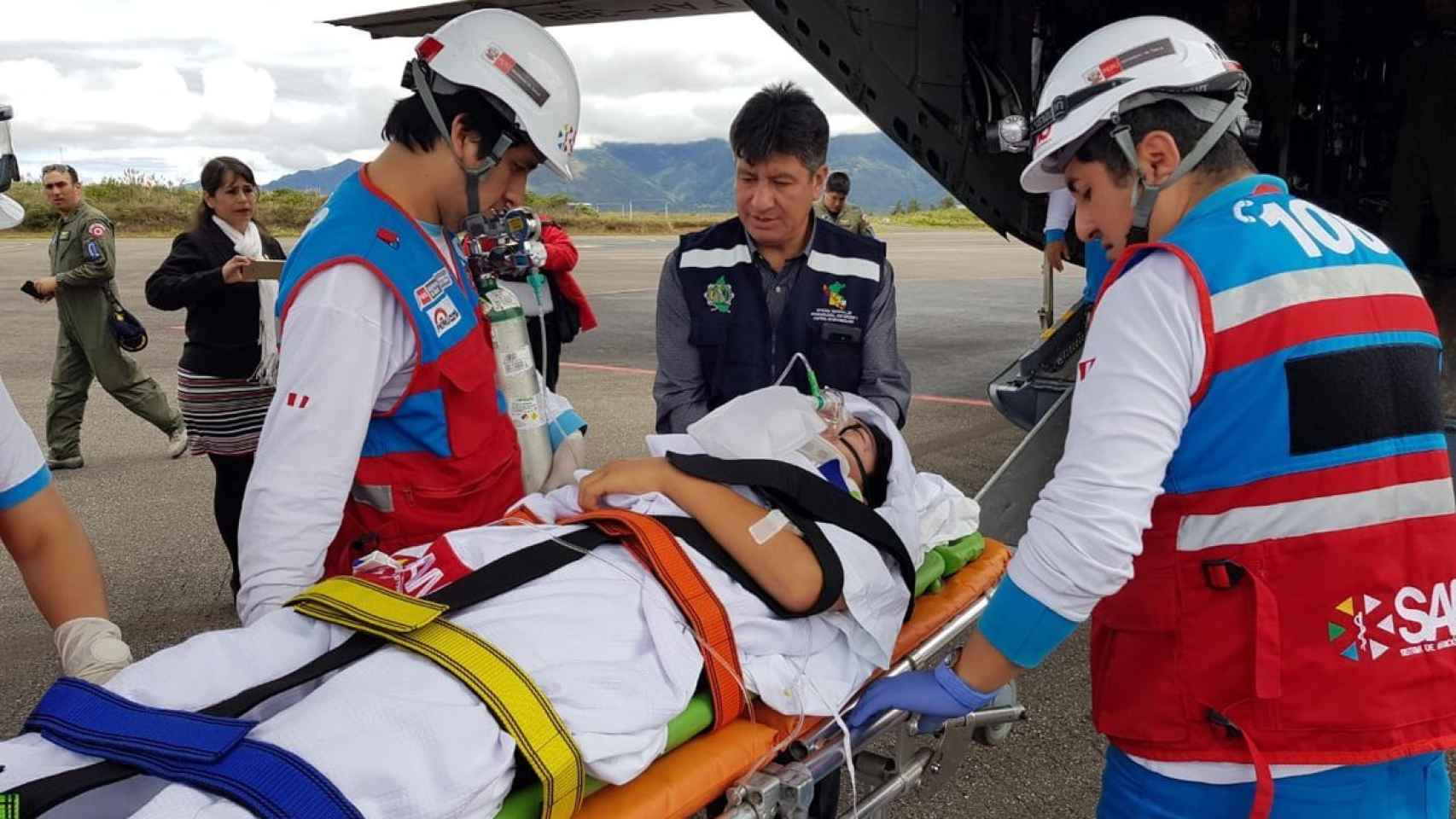 Los servicios médicos trasladan a los heridos a Lima. Foto: Twitter (@Minsa_Peru)