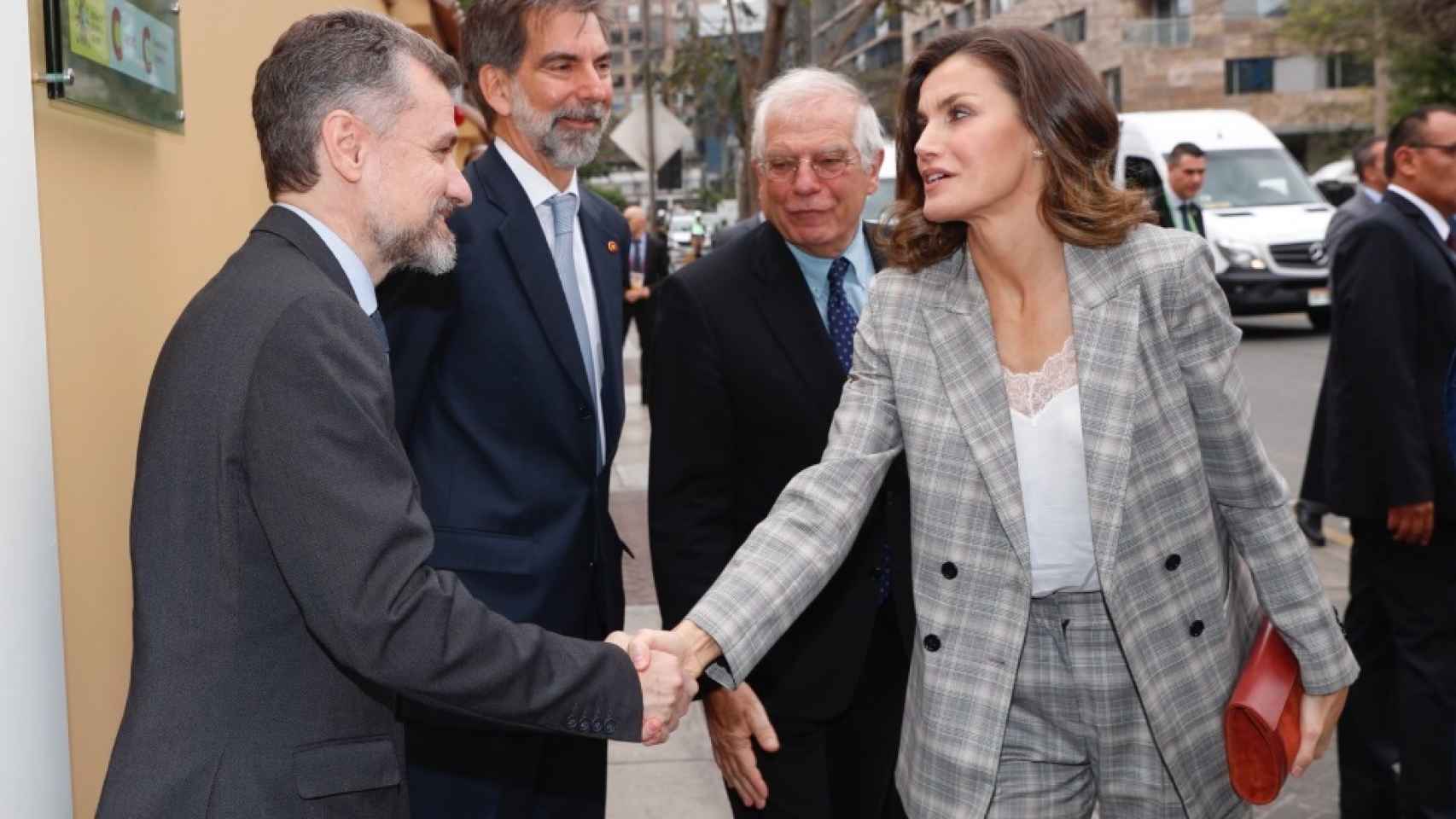 La reina Letizia a su llegada a la Oficina Técnica de Cooperación de la Embajada Española.
