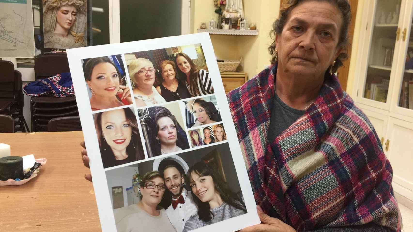 Juana Cortés es la madre de la mujer fallecida. Recibe a EL ESPAÑOL este martes en Cádiz, donde reside. La señora, de 56 años, muestra un collage de fotos con imágenes de su hija junto a sus dos hermanos.