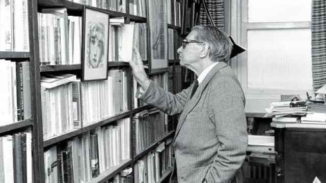 Gonzalo Torrente Ballester, en la biblioteca de su casa en Salamanca en 1996.