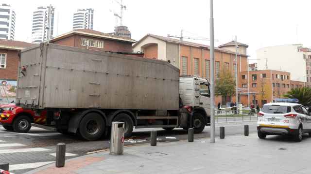 Muere una ciclista tras ser arrollada por un camión en Bilbao