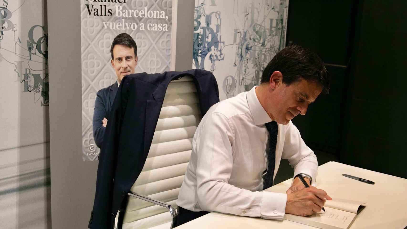 Valls firma un ejemplar de su libro. Si Inés Arrimadas fuera de izquierdas, la gente habría salido a la calle para criticar a los racistas que la invitaron a irse de Cataluña.