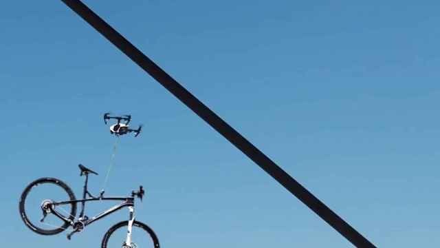 Un dron desciende de los cielos y le roba la bicicleta