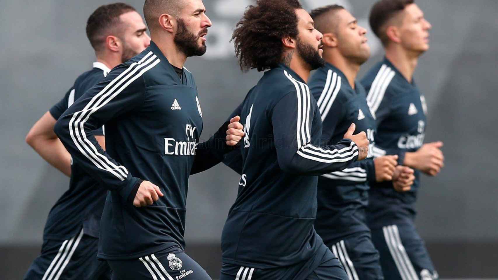 Los jugadores del Real Madrid haciendo carrera continua