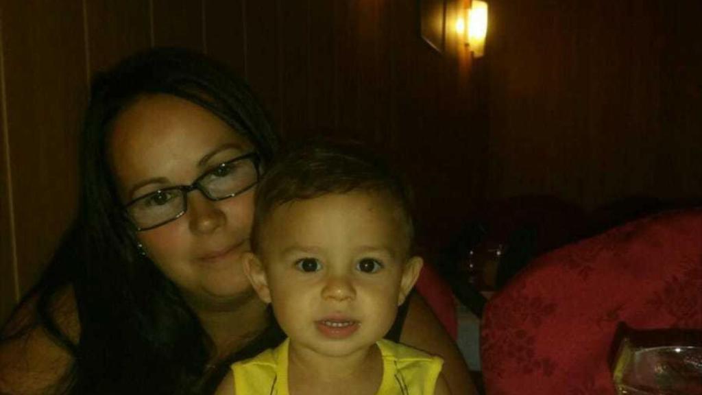 El pequeño Juanjo, de tres años, murió por una meningitis en enero de 2018. En la imagen aparece junto a su madre, Sandra González.