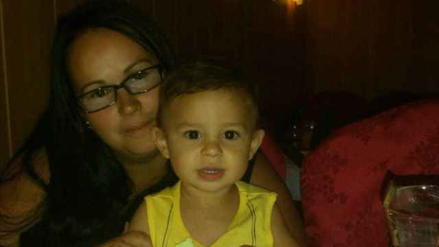 El pequeño Juanjo, de tres años, murió por una meningitis en enero de 2018. En la imagen aparece junto a su madre, Sandra González.