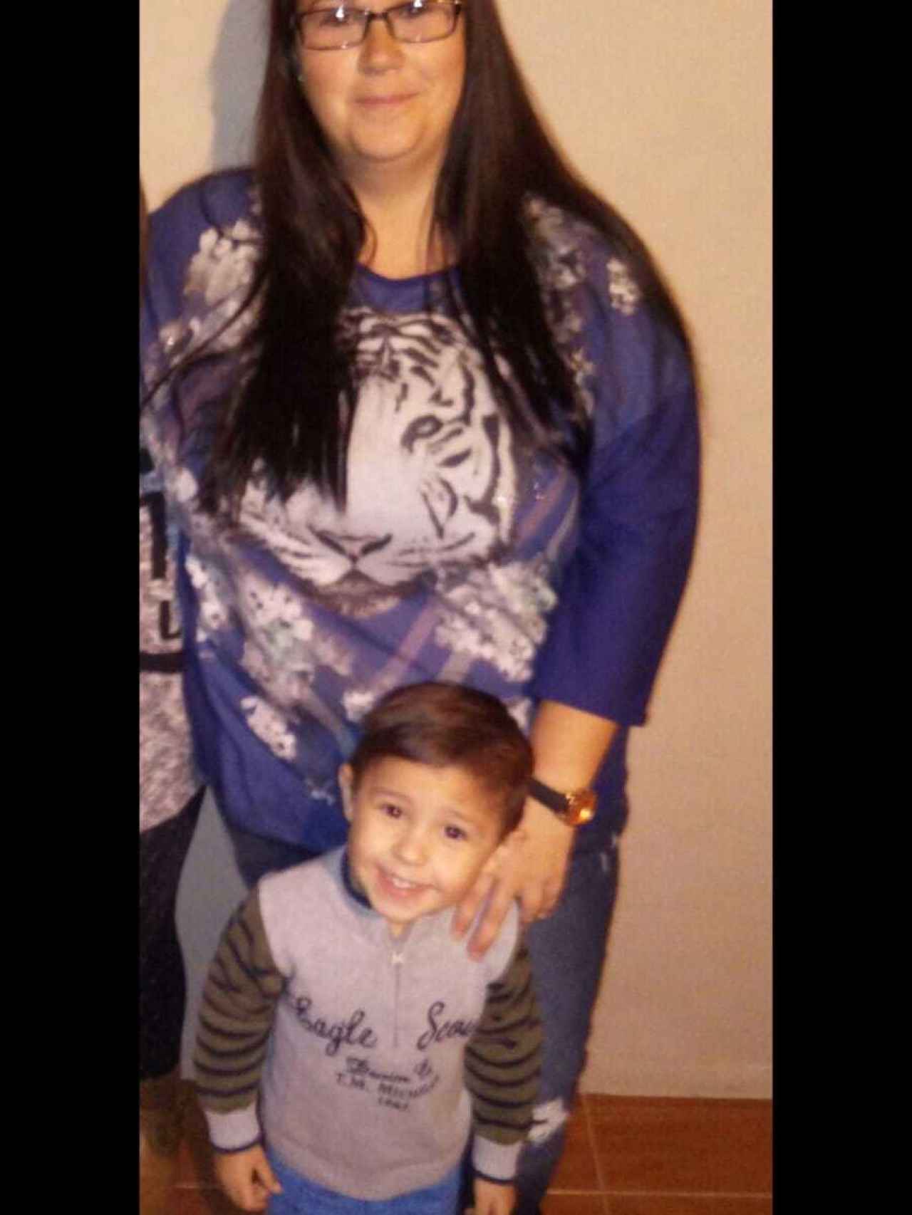 Juanjo y su madre. La foto fue tomada el 31 de diciembre de 2017, menos de dos semanas antes de morir el niño.