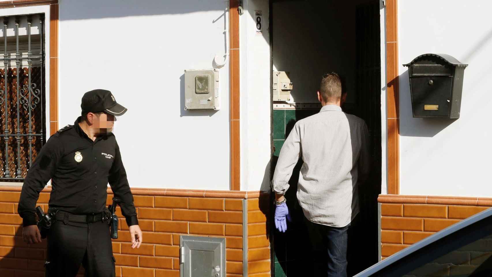 Agentes de la Policía Nacional entran a la vivienda del crimen, ubicada en la calle Hilarión Eslava.