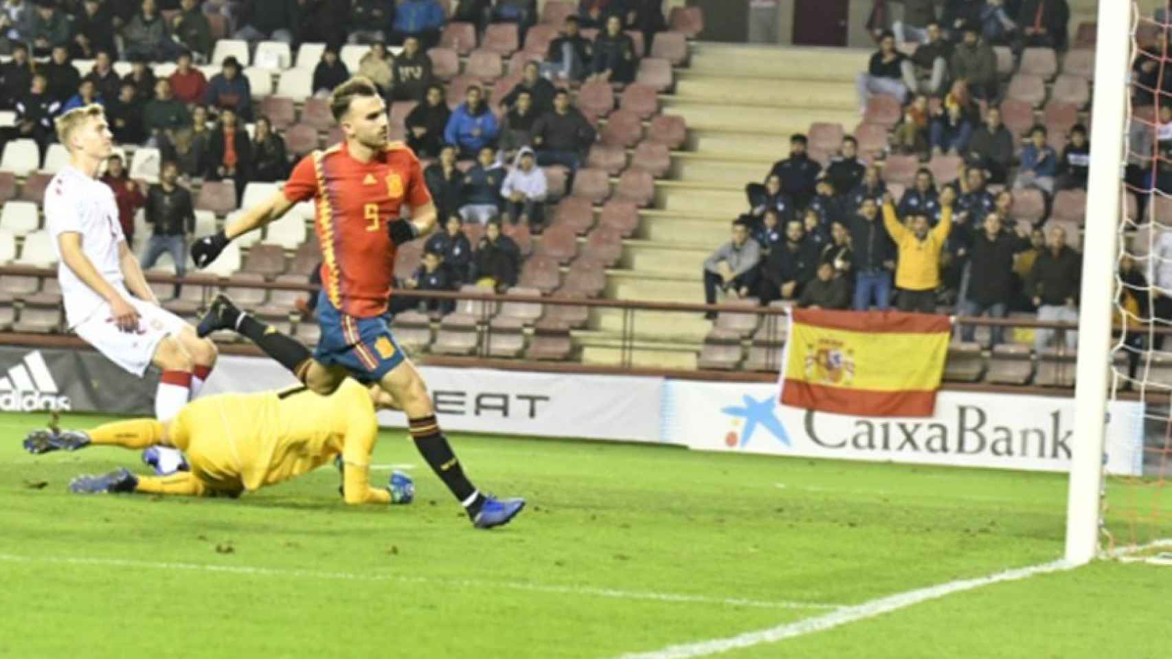 Borja Mayoral marcando uno de sus tres goles. Foto: Twitter (@SeFutbol)