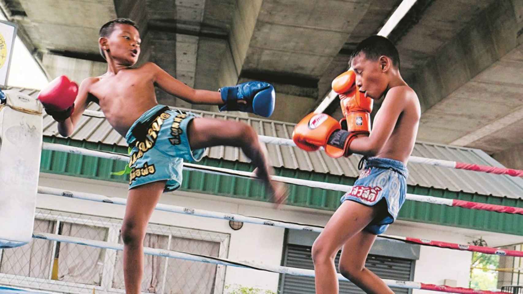 Dos niños boxeando en Tailandia.