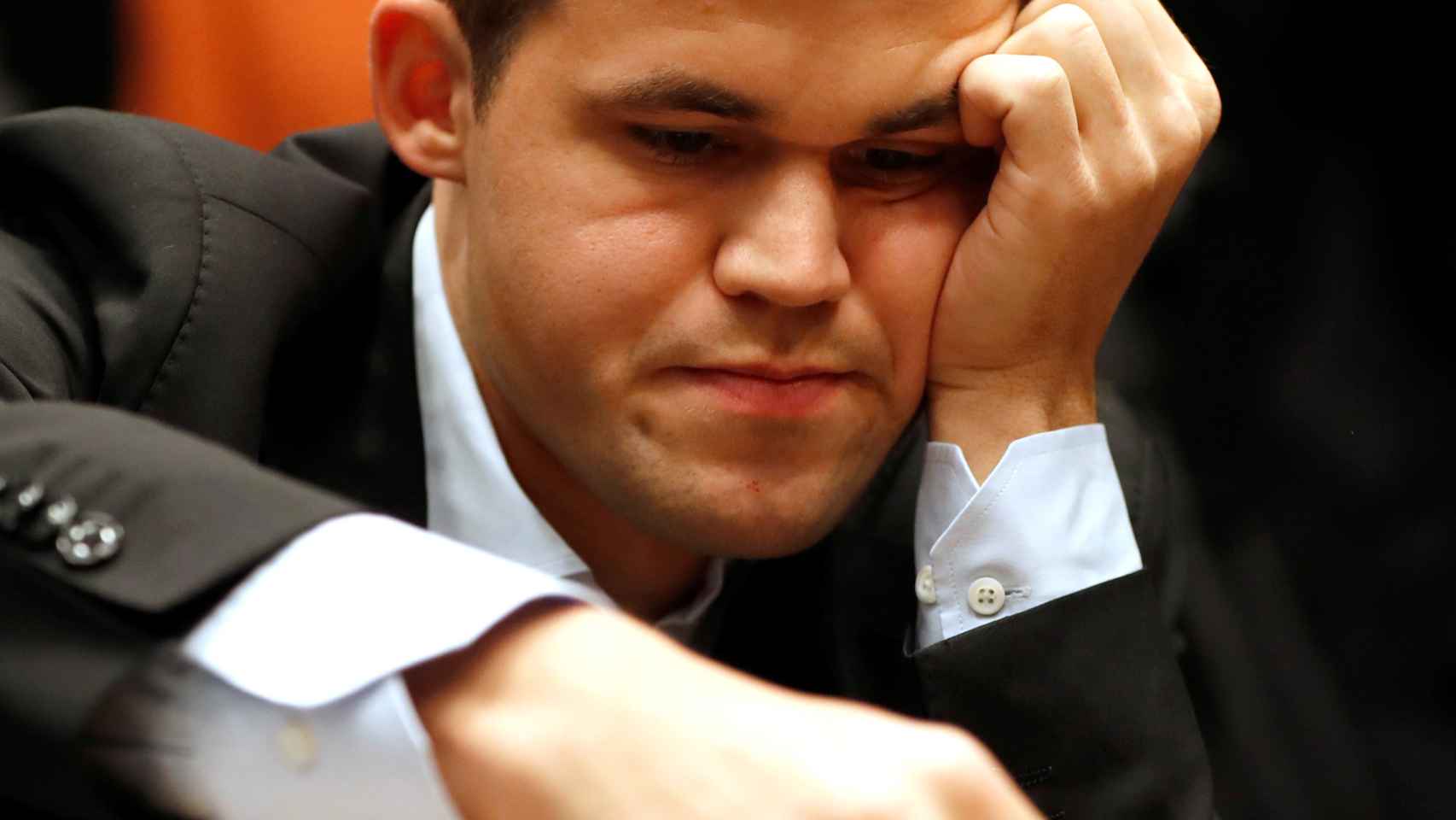 Carlsen, en el Mundial de Ajedrez, durante una partida