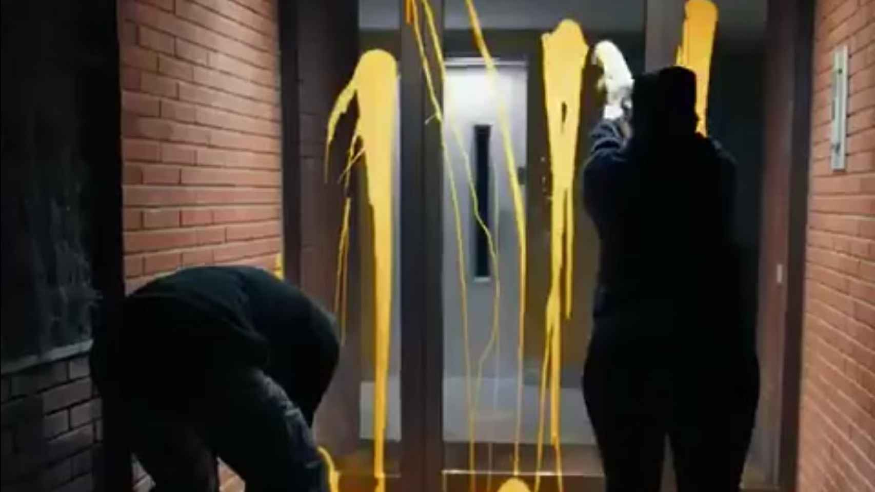 Los independentistas arrojaron pintura amarilla en el portal de la casa del juez.