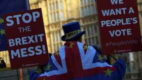 Manifestante contra el 'brexit' frente al Parlamento británico