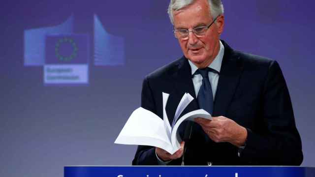 El negociador europeo del 'brexit', Michel Barnier, con el Tratado de divorcio