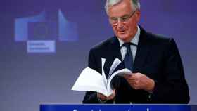 El negociador europeo del 'brexit', Michel Barnier, con el Tratado de divorcio