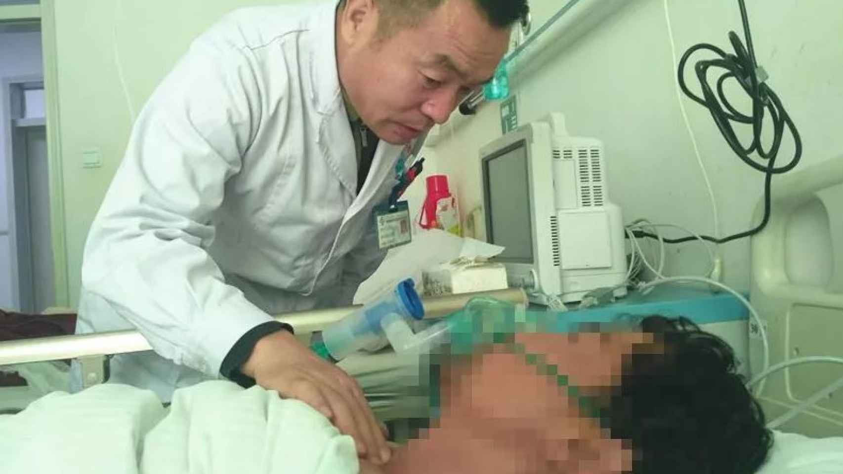 El doctor Xiwu examina al paciente.