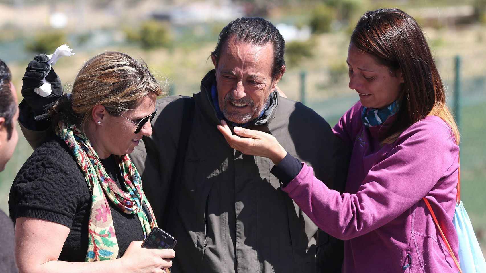Julián Muñoz y sus hijas lloran.