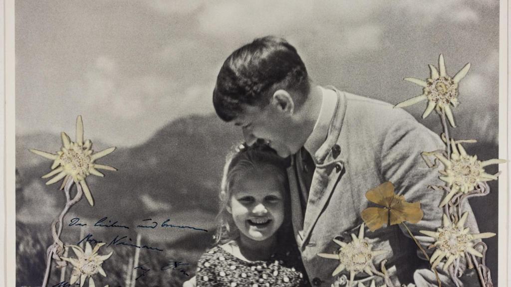 La niña judía Rosa Nienau y Adolf Hitler en Berghof.