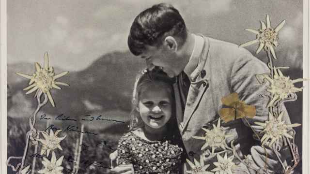 La niña judía Rosa Nienau y Adolf Hitler en Berghof.