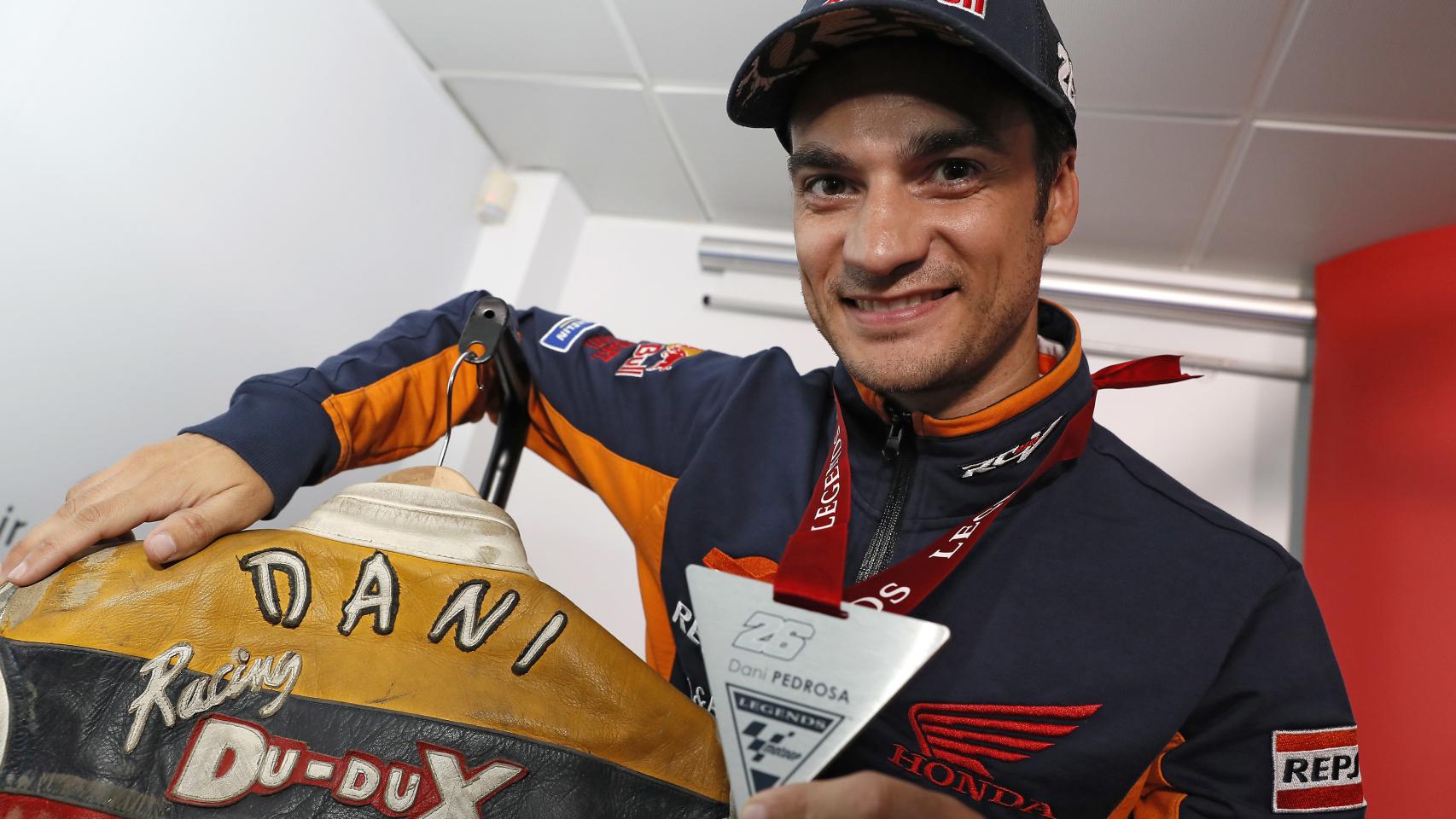 Dani Pedrosa  con la medalla que le distingue como Leyenda de MotoGP.
