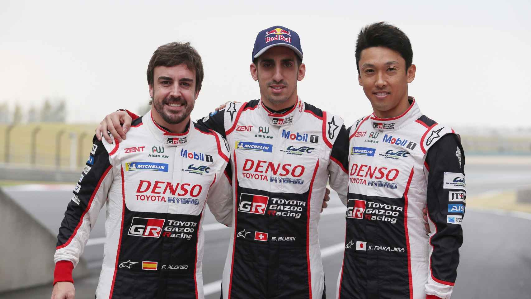 Alonso, junto a sus compañeros en Toyota
