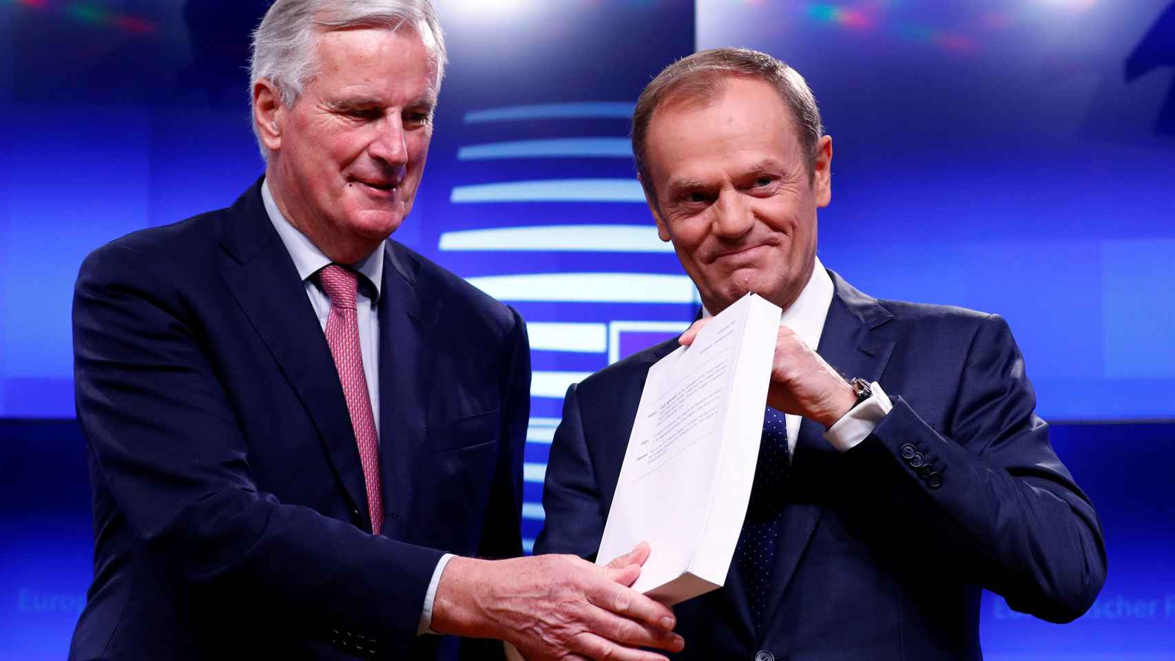 El negociador Michel Barnier entrega a Donald Tusk el texto del acuerdo del 'brexit'
